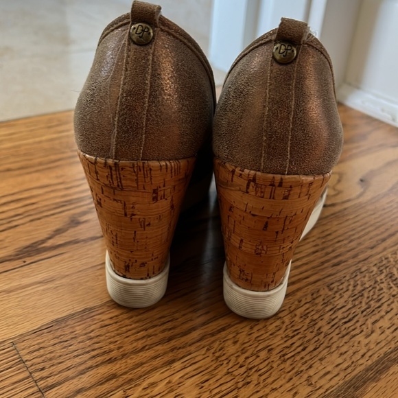 Donald Pliner Carli Metallic Shimmer Wedge Heels Pumps - Picture 4 of 6